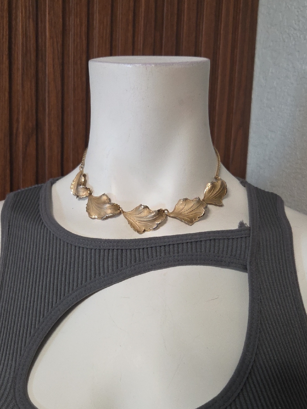 Vintage Brushed Gold Tone Sculpted Leaf Link Collar Choker Statement Necklace